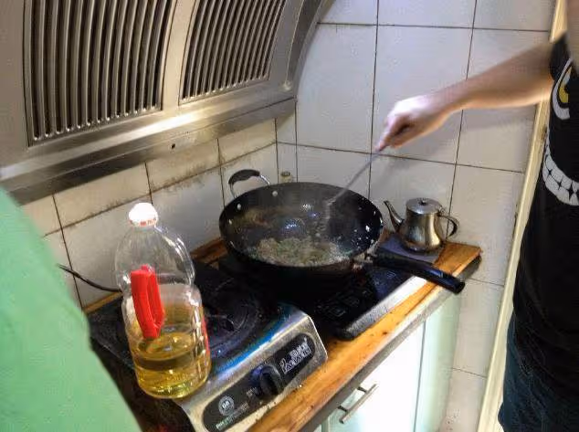 小姑子來我家做客，吃飯前婆婆的一番行為，讓我痛不欲生！