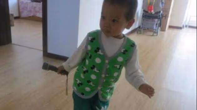 哥哥去世嫂子留下侄子走了,二十年後我搬新家,嫂子罵我搶她兒子