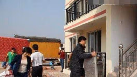 哥哥去世嫂子留下侄子走了,二十年後我搬新家,嫂子罵我搶她兒子