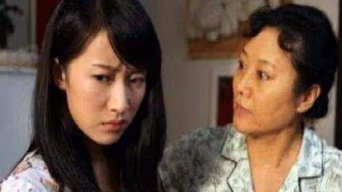 小叔子結婚婆婆讓老公出彩禮錢,小叔子給她一東西,她灰溜溜走了