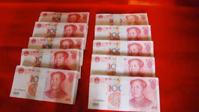 婆家給二十萬彩禮,出嫁後媽給我一張存摺,買車去銀行取錢我愣了