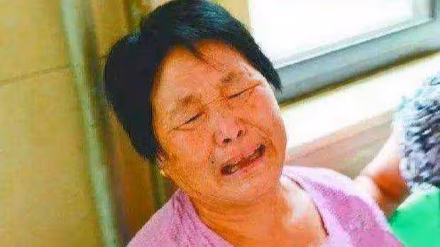 丈夫去世後我問養女要生活費，養女給我一袋土豆，回家我泣不成聲