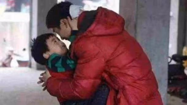 結婚典禮上老父親遲遲不現身,手機螢幕一亮,讓我選擇當場悔了婚