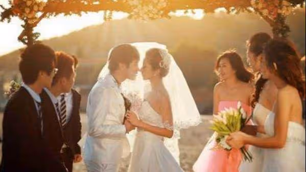 結婚典禮上老父親遲遲不現身,手機螢幕一亮,讓我選擇當場悔了婚