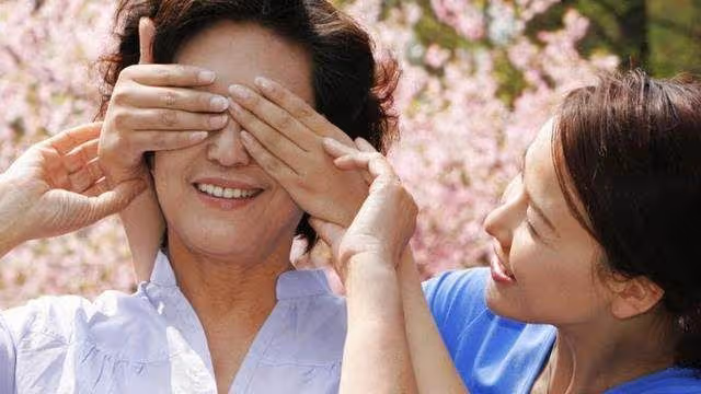 父親去世後繼母選擇再婚,我結婚時接到一通電話,我抱著老公哭了