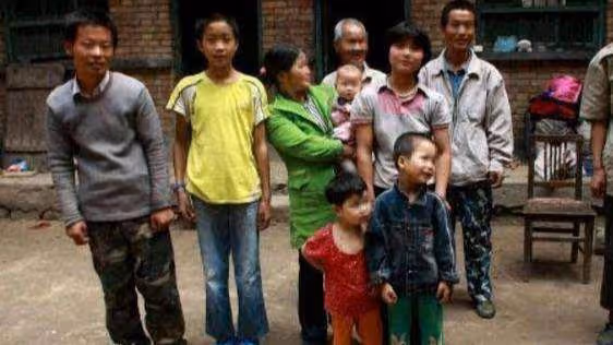 母親接女兒回老家去照顧,吃飯時女兒摔了飯碗,我直接把飯桌掀了