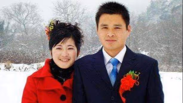 母親接女兒回老家去照顧,吃飯時女兒摔了飯碗,我直接把飯桌掀了