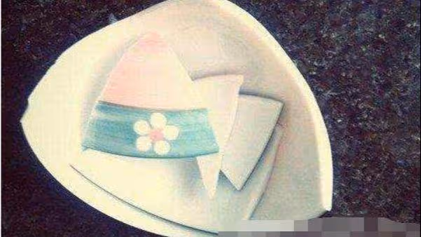 母親接女兒回老家去照顧,吃飯時女兒摔了飯碗,我直接把飯桌掀了