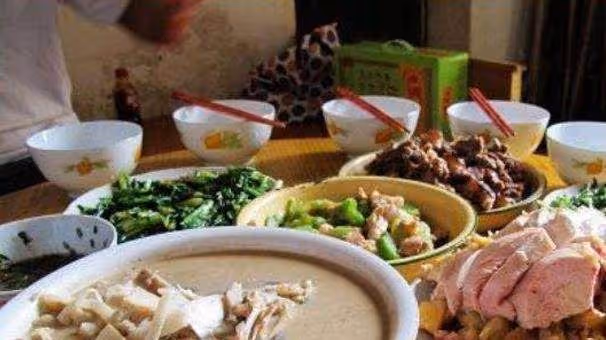 母親接女兒回老家去照顧,吃飯時女兒摔了飯碗,我直接把飯桌掀了