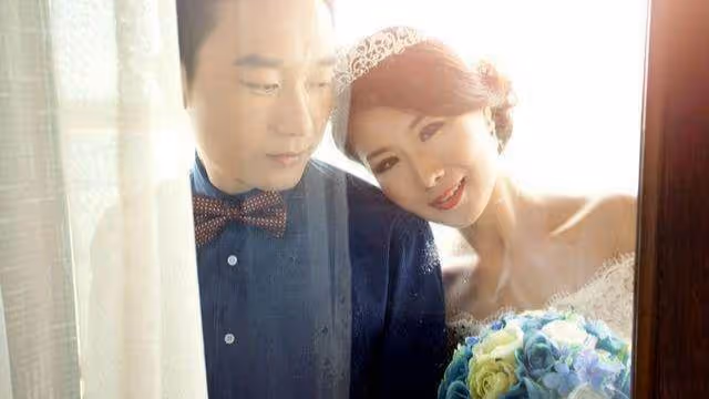 母親生病我把女兒暫時交給前妻，回家聽到房間的笑聲，我潸然淚下