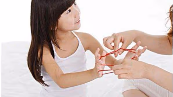 母親生病我把女兒暫時交給前妻，回家聽到房間的笑聲，我潸然淚下