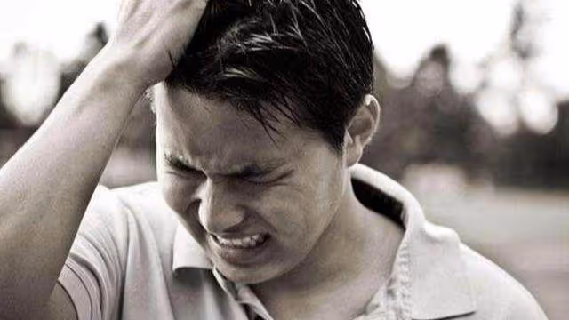 母親生病我把女兒暫時交給前妻,回家聽到房間的笑聲,我潸然淚下