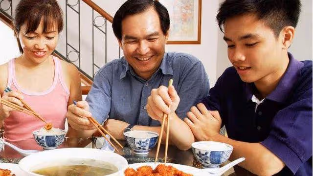 母親帶著五歲侄子暫住我家，飯桌上母親說一番話，我怒趕她出家門