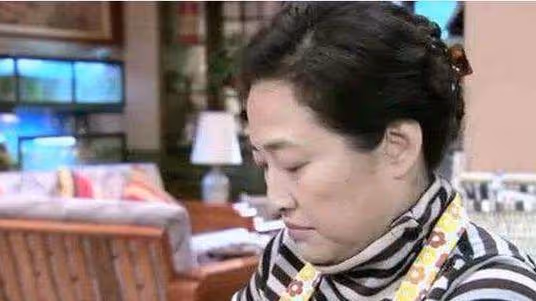 我接農村岳母到家裡住,吃飯岳母不上桌,走進廚房一看我紅了眼眶