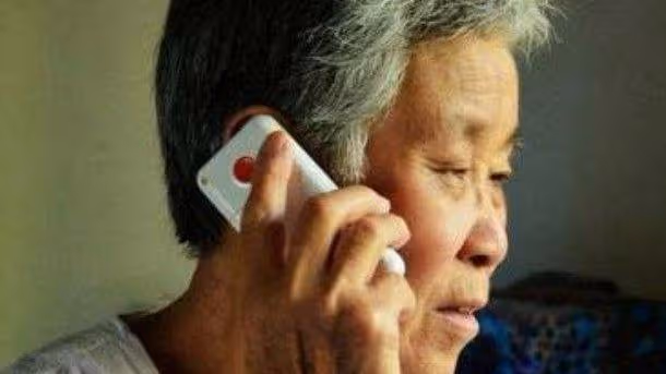 女兒三歲生日母親送一對金手鐲,無意間聽到母親在打電話,我怒了