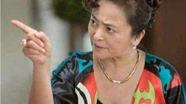 離婚後我帶女友見母親,吃飯時女友吃了一個雞腿,母親讓我提分手