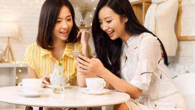 老公病重住院閨蜜來看望,她走後女兒給我一張銀行卡,我捂嘴哭了