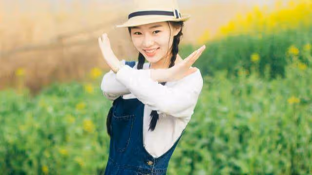 老公病重住院閨蜜來看望,她走後女兒給我一張銀行卡,我捂嘴哭了