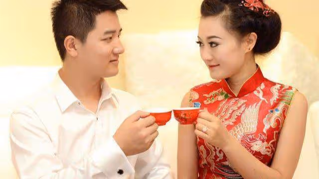 養母的兒子結婚我隨禮兩萬,養母回贈我一包喜糖,打開我熱淚盈眶