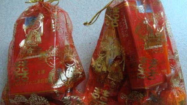 養母的兒子結婚我隨禮兩萬,養母回贈我一包喜糖,打開我熱淚盈眶