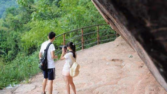 我帶著相親男友回家,客廳里男友看著姐姐說一番話,我趕他出家門