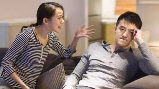 離婚後前夫求我復婚,民政局裡接到婆婆的電話,我笑著走出民政局