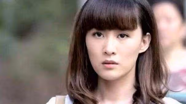 離婚後前夫求我復婚,民政局裡接到婆婆的電話,我笑著走出民政局