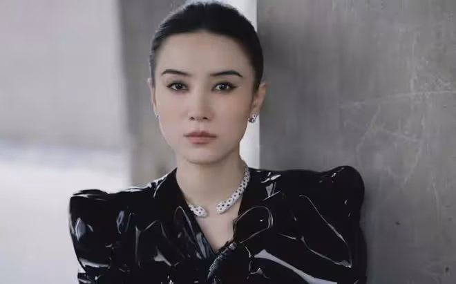 宋佳曬微博之夜活動照,因漏掉惠英紅,直接被對方喊話上熱搜