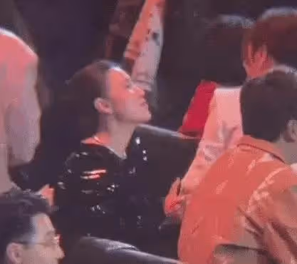 宋佳曬微博之夜活動照,因漏掉惠英紅,直接被對方喊話上熱搜