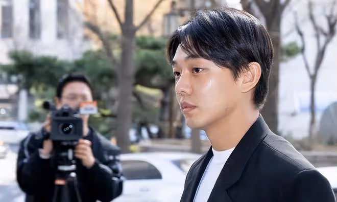 劉亞仁風波後首現身：頭髮油垢面容很憔悴，眼神空洞走進調查室