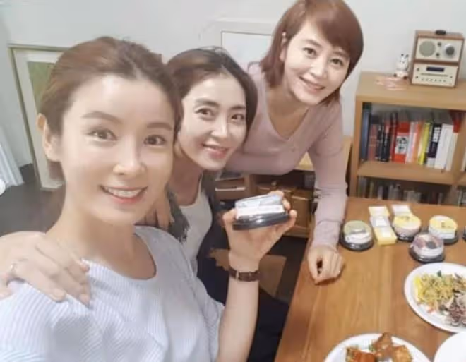 玄彬抱兒子喂飯畫面公開，孫藝珍給孩子準備了漂亮的嬰兒服