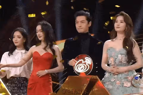 曾經你為我撐傘我為你撐腰的姐妹花，劉亦菲楊冪為何鬧掰了？