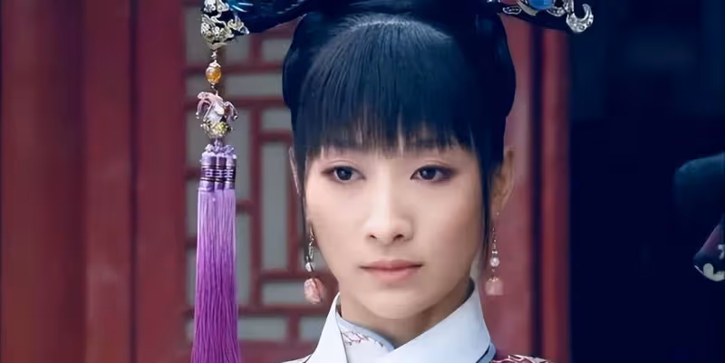 「苦相臉」的女生，一般有這些特徵，看著不友好還顯老
