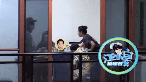 徐志勝女友真容首曝光，貼心幫夾菜愛抽電子菸，呼蘭老婆雙腿修長