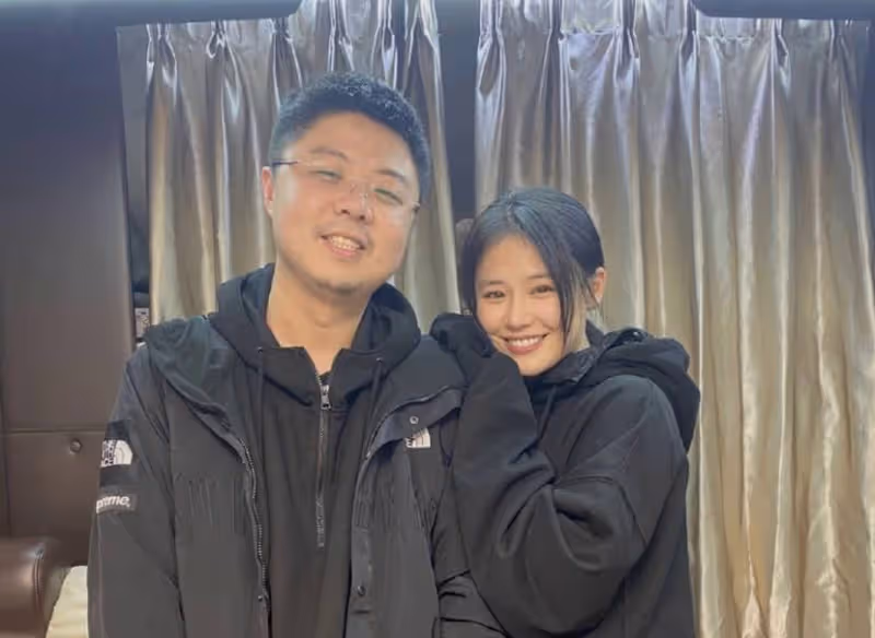徐志勝女友真容首曝光，貼心幫夾菜愛抽電子菸，呼蘭老婆雙腿修長