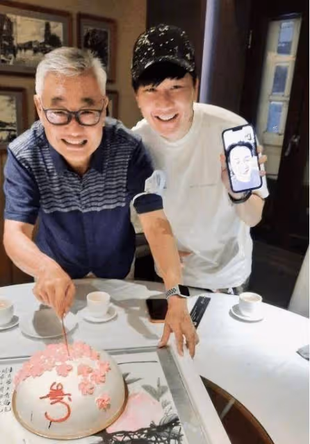 林俊傑為父親慶生，林父滿頭銀髮心情好，父子同框的畫面超溫馨