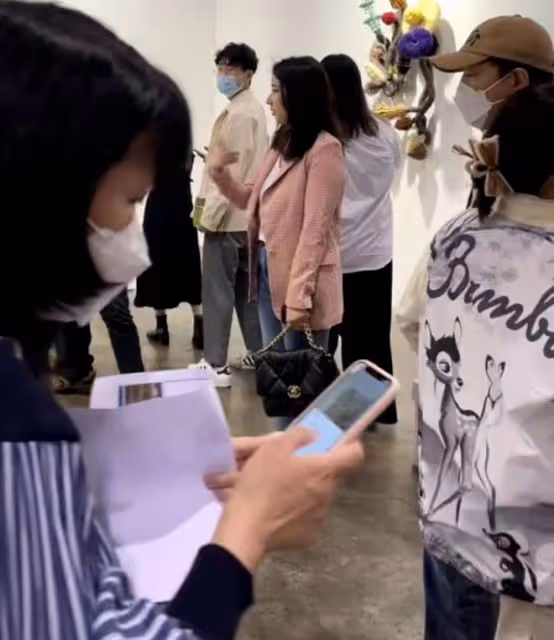 黃渤帶女兒出行被偶遇!11歲愛女身高直逼老爸,穿百元童裝接地氣