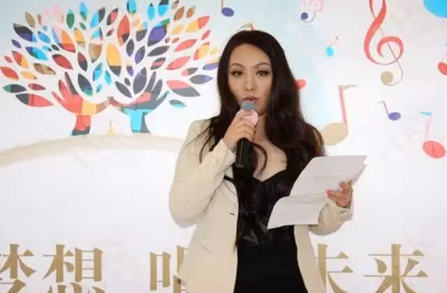 沈騰親姐變錐子臉疑整容,模樣精緻似芭比,稱弟弟生病治療未康復
