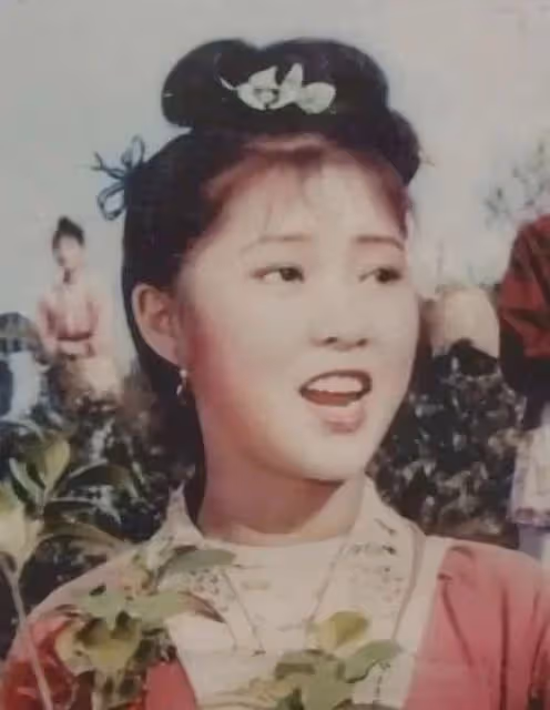 「劉三姐」黃婉秋:從巔峰跌落谷底,再從谷底爬回頂峰,她經歷了什麼