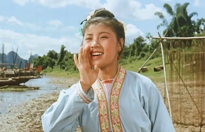 「劉三姐」黃婉秋:從巔峰跌落谷底,再從谷底爬回頂峰,她經歷了什麼