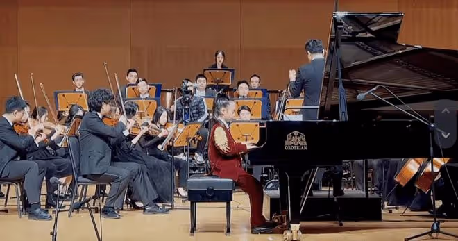 孫莉陪女兒鋼琴演出被偶遇,妹妹獲專業樂團伴奏,氣質出眾像黃磊