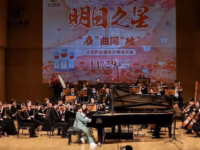 孫莉陪女兒鋼琴演出被偶遇,妹妹獲專業樂團伴奏,氣質出眾像黃磊