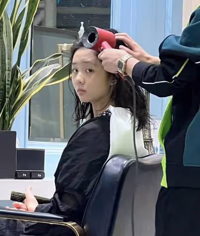 孫莉陪女兒鋼琴演出被偶遇,妹妹獲專業樂團伴奏,氣質出眾像黃磊
