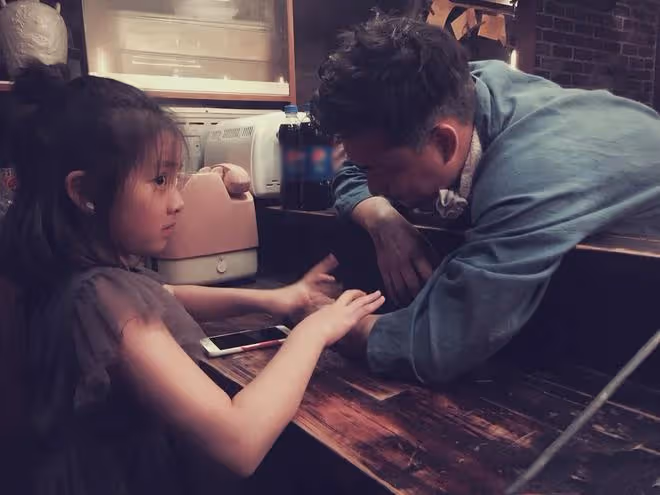 孫莉陪女兒鋼琴演出被偶遇,妹妹獲專業樂團伴奏,氣質出眾像黃磊