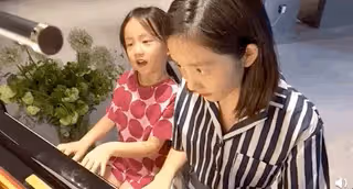 孫莉陪女兒鋼琴演出被偶遇,妹妹獲專業樂團伴奏,氣質出眾像黃磊