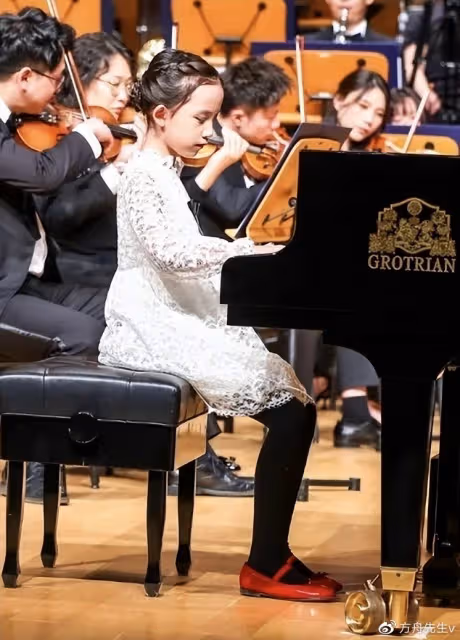 孫莉陪小女兒鋼琴演出被偶遇,妹妹獲專業樂團伴奏,氣質出眾像黃磊