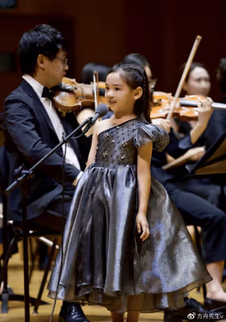 孫莉陪小女兒鋼琴演出被偶遇,妹妹獲專業樂團伴奏,氣質出眾像黃磊