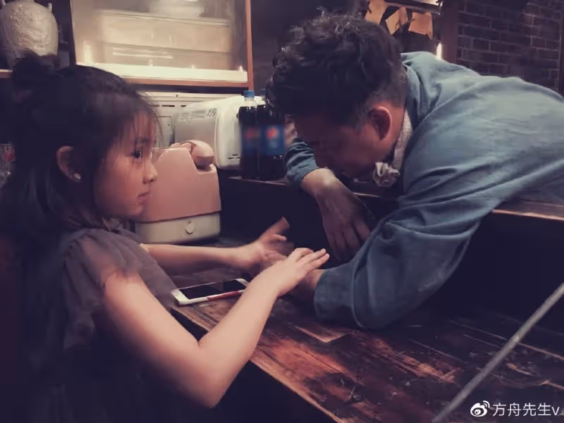 孫莉陪小女兒鋼琴演出被偶遇,妹妹獲專業樂團伴奏,氣質出眾像黃磊