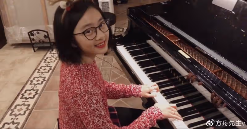 孫莉陪小女兒鋼琴演出被偶遇,妹妹獲專業樂團伴奏,氣質出眾像黃磊