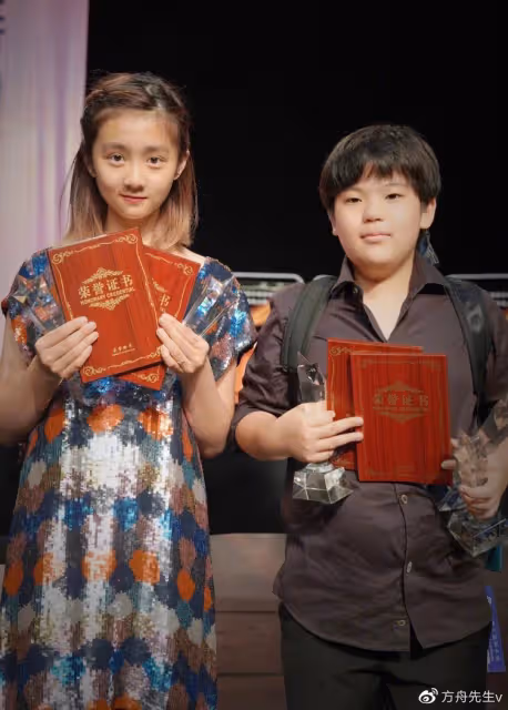 孫莉陪小女兒鋼琴演出被偶遇,妹妹獲專業樂團伴奏,氣質出眾像黃磊